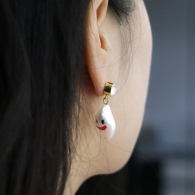 Une fausse baroque perle de perle de boucles d'oreilles