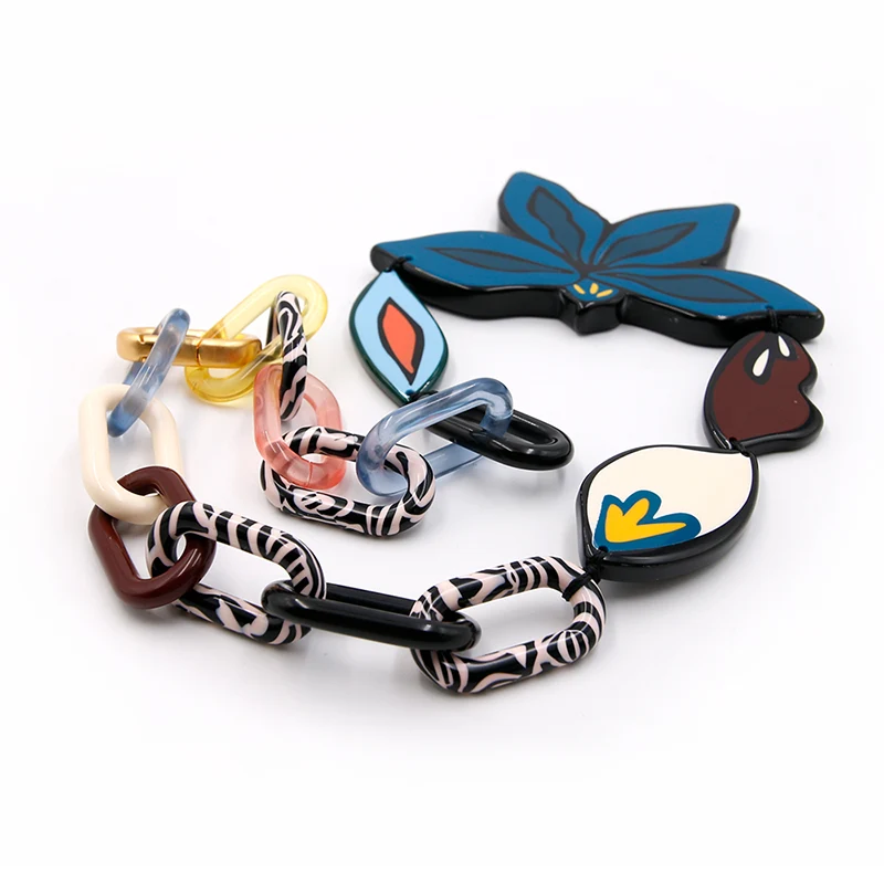 Collier cubain acétate avec charme de pétale