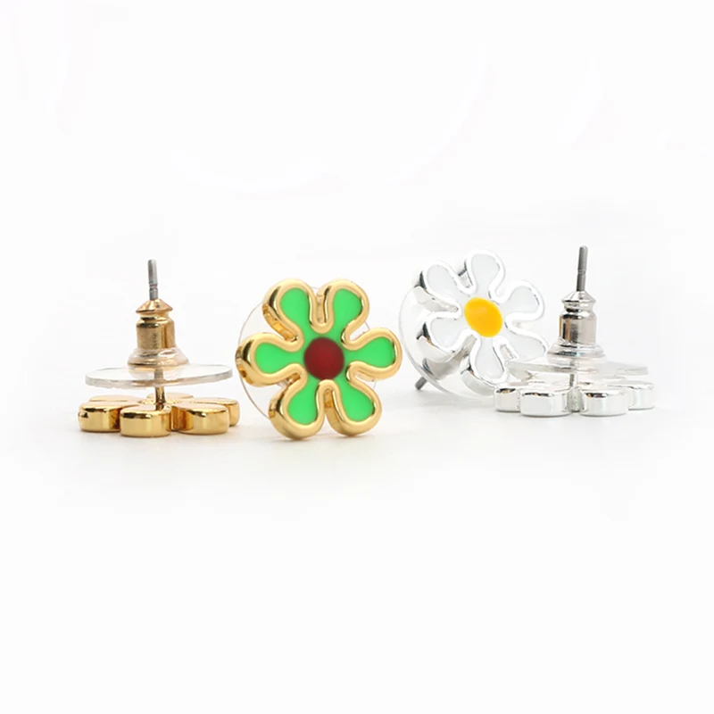 Boucles d'oreilles à fleurs de petites marguerites plaquées et émail