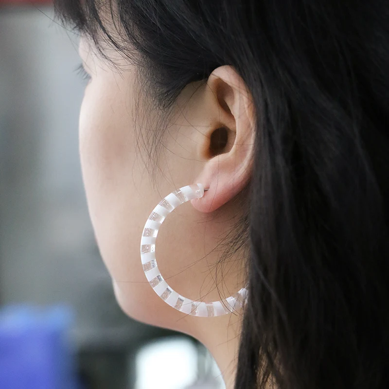 Boucles d'oreilles de style bohème en résine en C