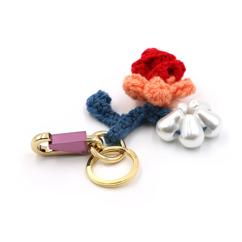 Porte-clés rose au crochet coloré