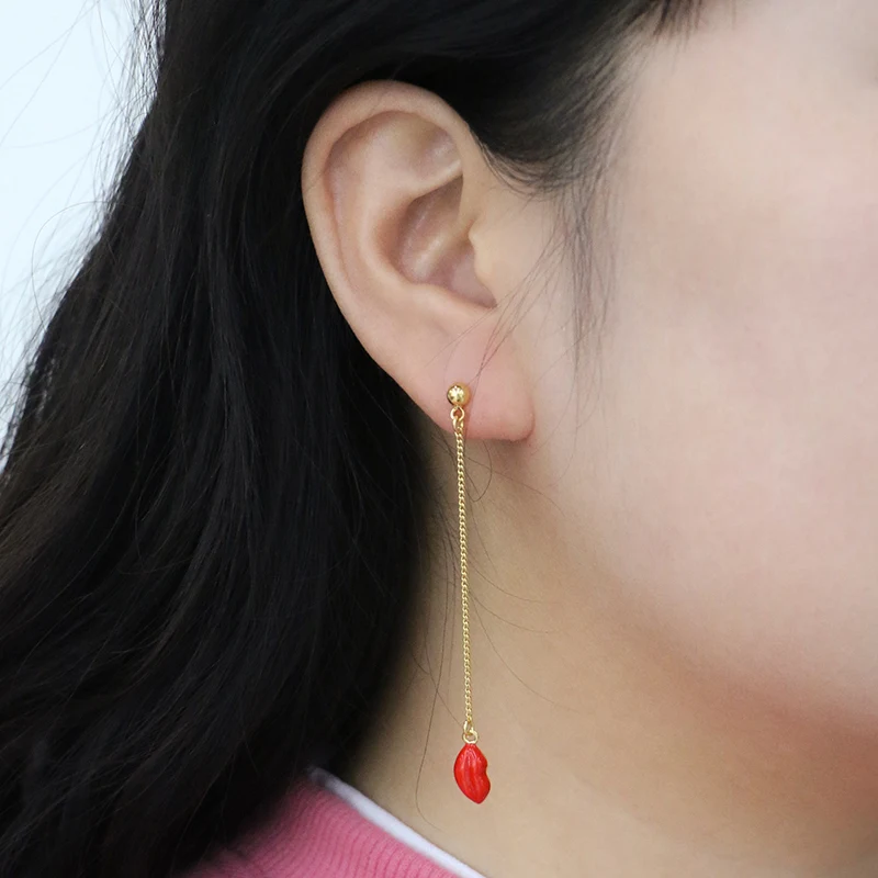 Boucles d'oreilles pendantes avec de longs coeurs d'émail rouge et gouttes de lèvres