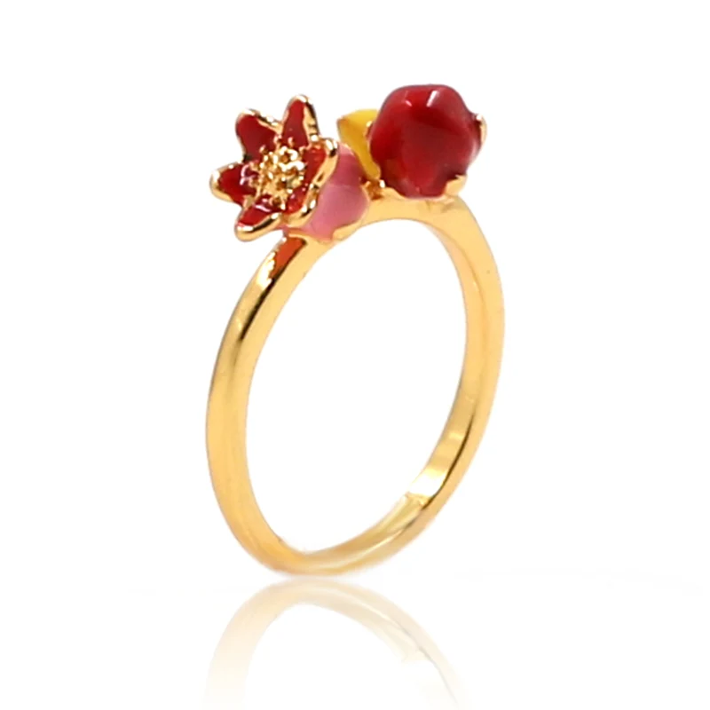 Fleur d'émail dans une bague en laiton de couleur rose rouge avec plaqué or