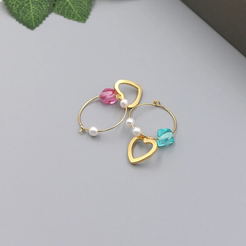 Cœur en laiton plaqué or avec des boucles d'oreilles de perles de résine