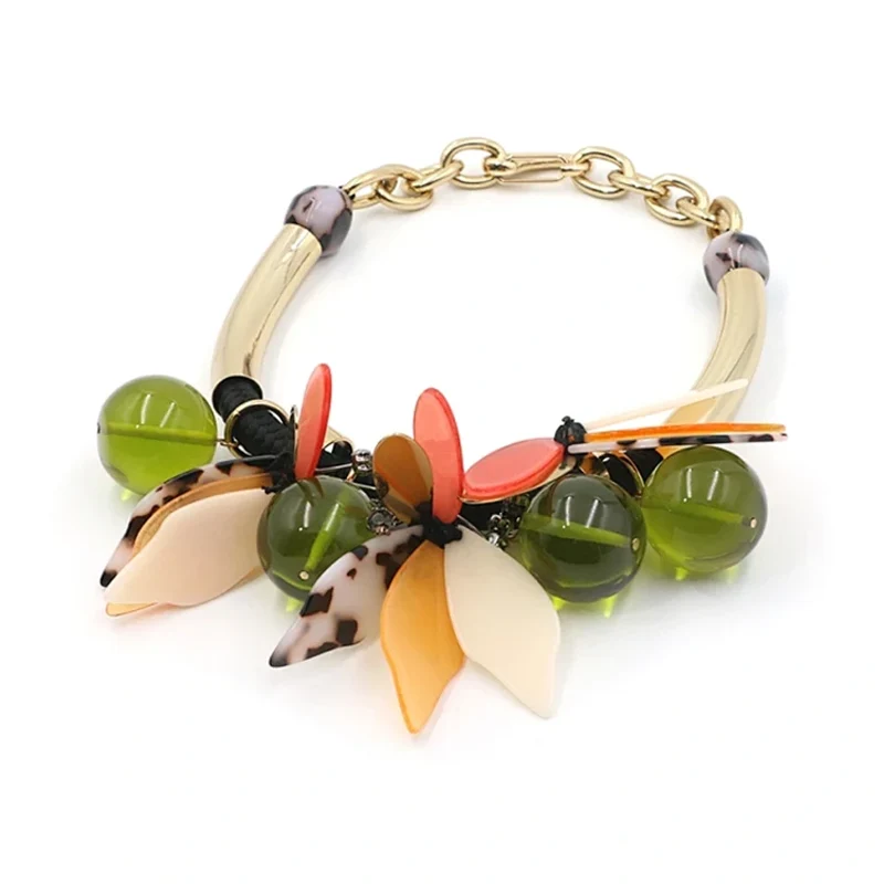 Collier de feuilles multicolores vert
