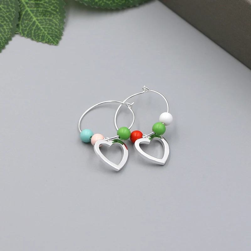 Laiton en forme de cœur avec des boucles d'oreilles en plastique