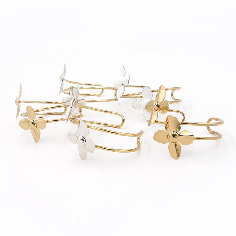 Bracelet ouvert à quatre feuilles