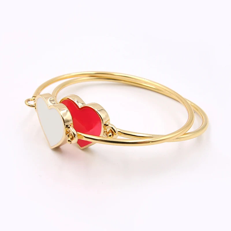 Bracelet des coeurs d'émail rouge