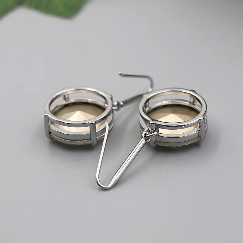 Boucle d'oreille en diamant célibataire
