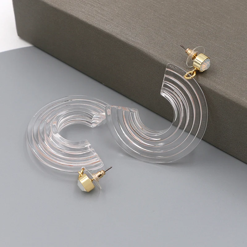 Acrylique de forme C transparent avec des boucles d'oreilles en pierre de lune